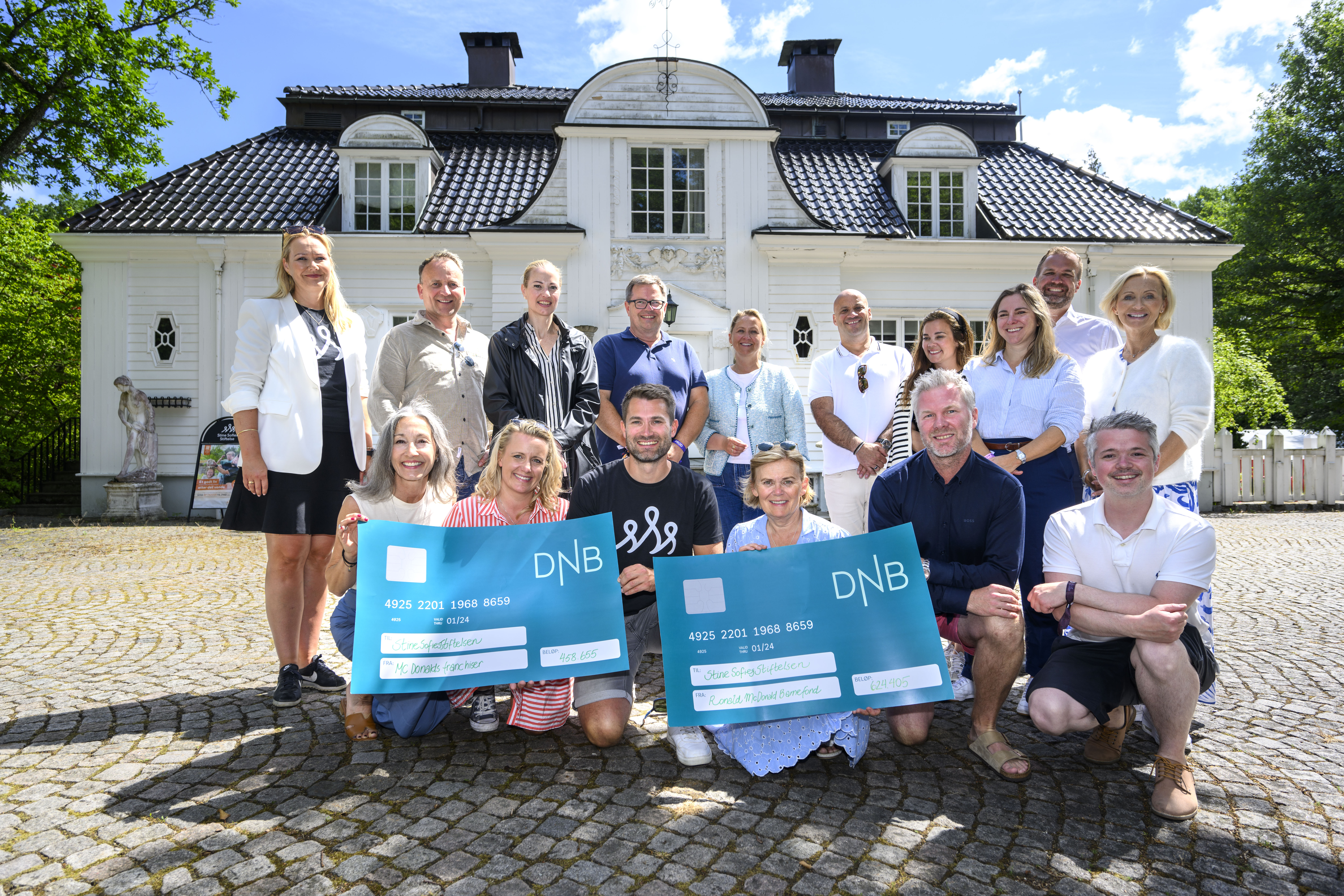 Gruppebilde med to DNC sjekk