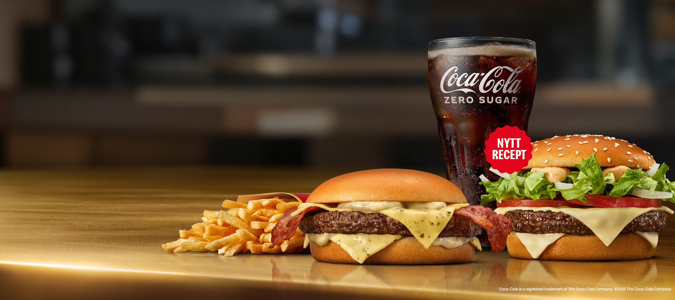 Pepper & Bacon och Big Tasty tillsammans med ett glas Coca-Cola och pommes frites