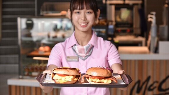 想吃美味焙果堡不必再尋尋覓覓！2日起至10月27日止，台灣麥當勞推出兩款期間限定焙果堡-「培根番茄嫩蛋焙果堡」及「起司番茄嫩蛋焙果堡」。