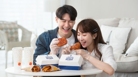 4月20日至5月31日，台灣麥當勞「韓風炸鷄腿」好評回歸，極致「辛、嫩、爽」的絕佳正韓風味，搭配清新香甜「金黃地瓜條」，堪稱絕配！