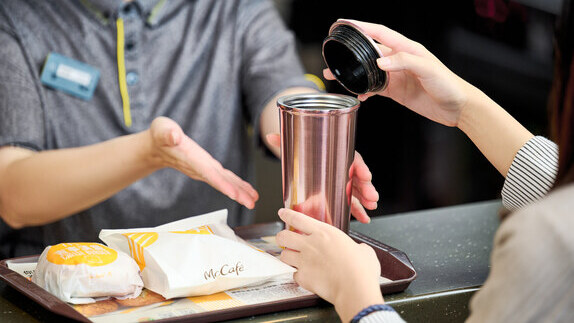 台灣麥當勞提早因應環保署法規，自6月1日起，凡消費者自備飲料杯至餐廳購買飲料，即可現折五元，期待吸引更多消費者響應，減少一次性廢棄物。