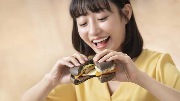 台灣麥當勞首度使用艾登起司（Edam Cheese），打造「微牽絲起司排雙牛堡」及「微牽絲起司排脆豬堡」，艾登起司排是這次新登場漢堡關鍵靈魂主角