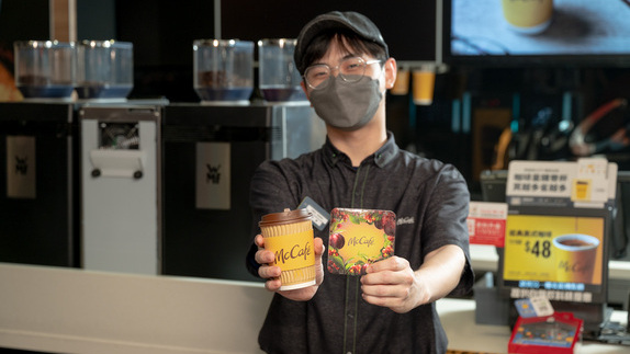 【圖說4】台灣麥當勞攜手優遊吧斯鄒族文化部落，推出「阿里山雲霧單品咖啡」，透過雨林聯盟認證讓本土咖啡接軌國際舞台。