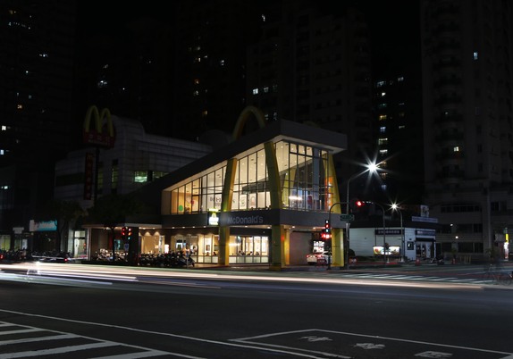 麥當勞餐廳將在3月26日晚間八點半至九點半，關閉餐廳外不影響安全照明的招牌燈，邀請大家共同重視氣候變遷議題(關燈照)。