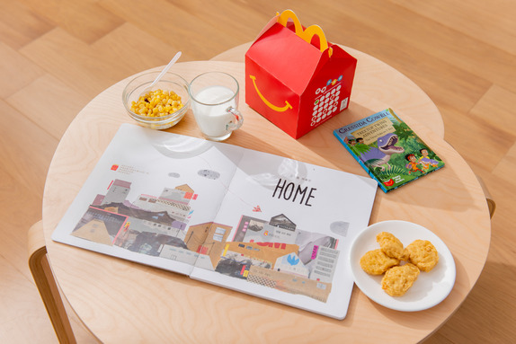 麥當勞鼓勵親子共讀，推出4月4日「麥麥共讀日」當天10點30分起，至全台餐廳購買Happy Meal麥麥盒四件組，可免費獲贈限量國際童書首獎繪本 HOME，作為獻給家庭的兒童節禮物