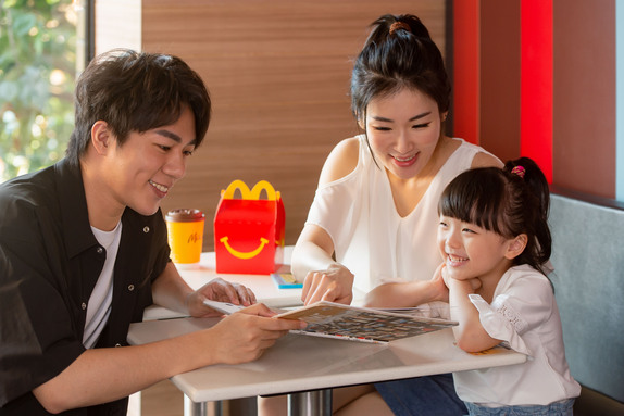 台灣麥當勞首屆「麥麥共讀日」，選在4月4日兒童節登場，當天購買Happy Meal麥麥盒四件組，除了享有每月推出的雙語讀本，另可免費獲贈麥當勞年度選書《HOME》。