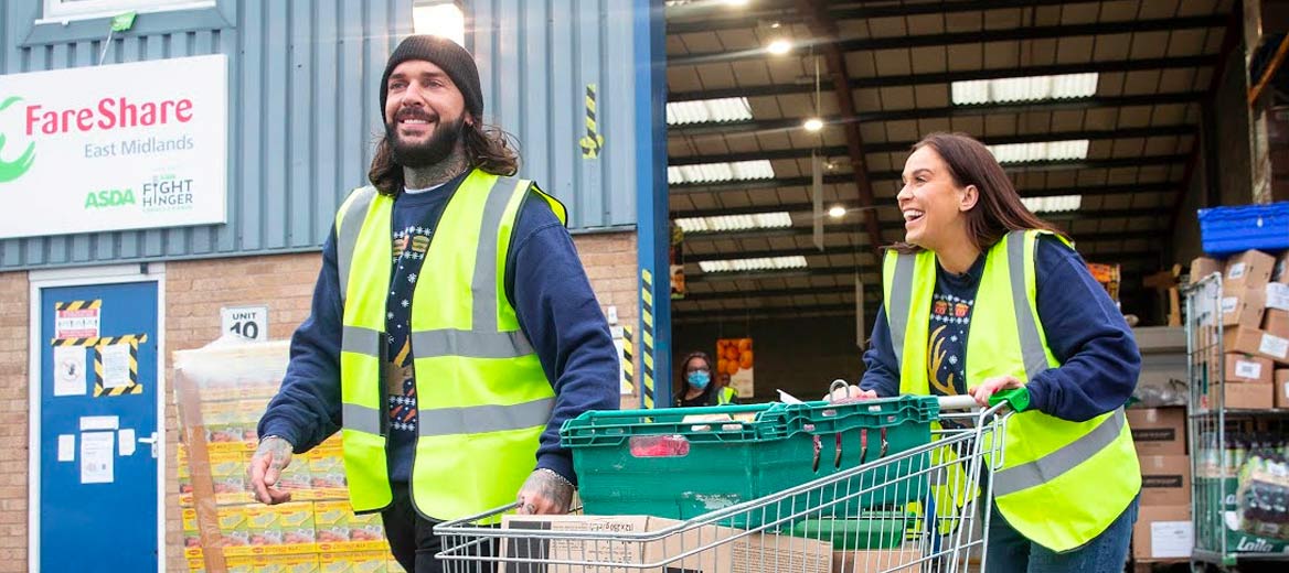 Vicky Pattison and Pete Wicks pushing a trolley with food donations.